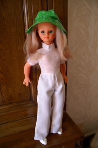 TENUE VIOLETTE POUR POUPÉE CATHIE BELLA - Année 1973 TENUE VIOLETTE POUR POUPÉE CATHIE BELLA - Année 1973