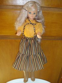 Tenue béret écharpe et jupe ÉDIMBOURG pour Poupée Cathie de